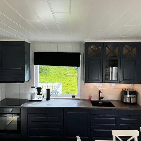 Enebolig Med Eventyrlig Beliggenhet Like Ved Sjoen I Lofoten Sund  Exterior photo