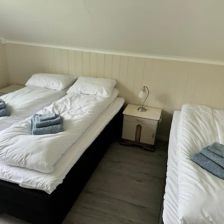 Enebolig Med Eventyrlig Beliggenhet Like Ved Sjoen I Lofoten Sund  Exterior photo
