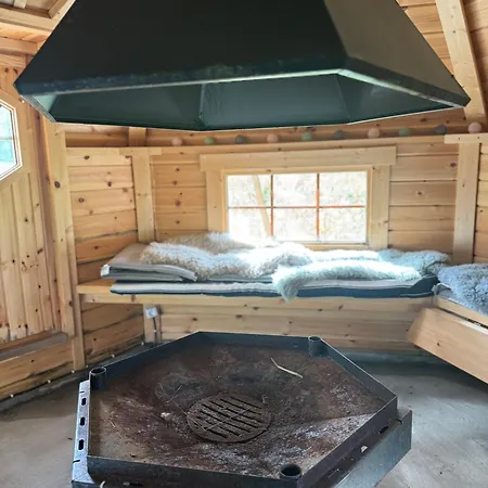 Enebolig Med Eventyrlig Beliggenhet Like Ved Sjoen I Lofoten Sund  Exterior photo
