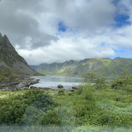 Enebolig Med Eventyrlig Beliggenhet Like Ved Sjoen I Lofoten Sund  Exterior photo
