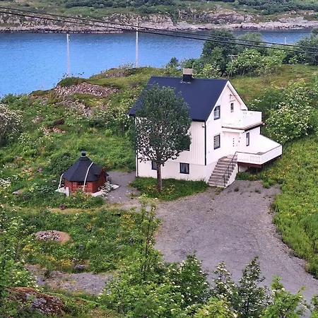 Enebolig Med Eventyrlig Beliggenhet Like Ved Sjoen I Lofoten Sund  Exterior photo