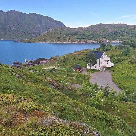 Enebolig Med Eventyrlig Beliggenhet Like Ved Sjoen I Lofoten Sund  Exterior photo
