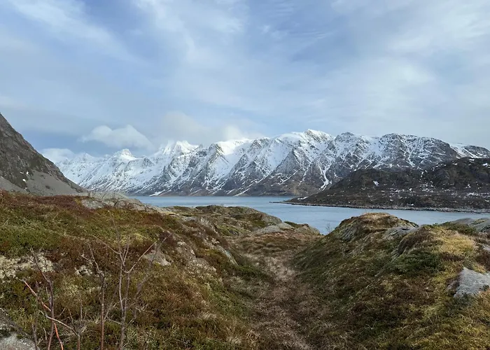 Enebolig Med Eventyrlig Beliggenhet Like Ved Sjoen I Lofoten
