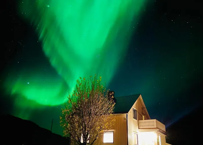 Enebolig Med Eventyrlig Beliggenhet Like Ved Sjoen I Lofoten