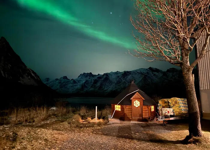 Enebolig Med Eventyrlig Beliggenhet Like Ved Sjoen I Lofoten