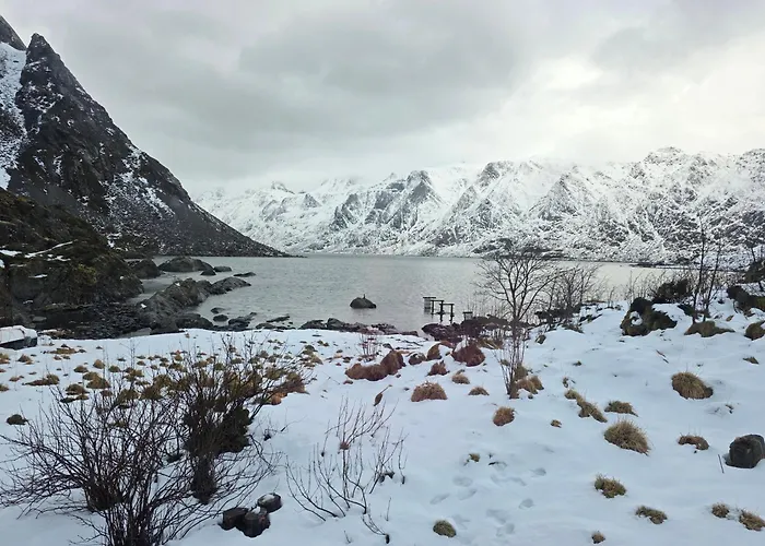 Enebolig Med Eventyrlig Beliggenhet Like Ved Sjoen I Lofoten