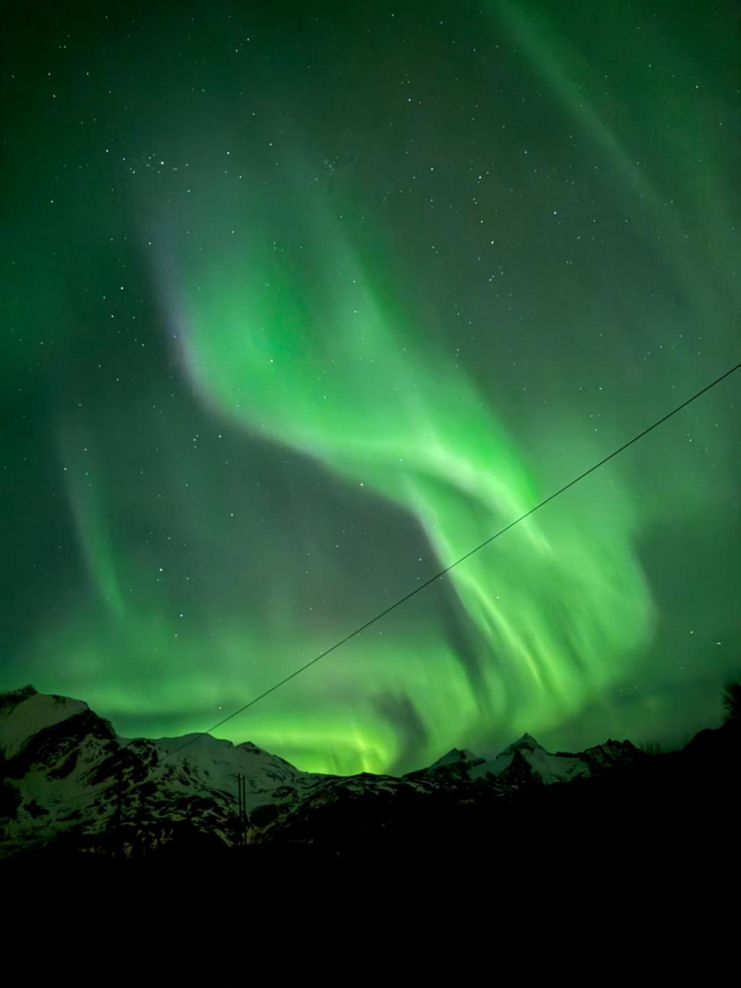 Enebolig Med Eventyrlig Beliggenhet Like Ved Sjoen I Lofoten Villa