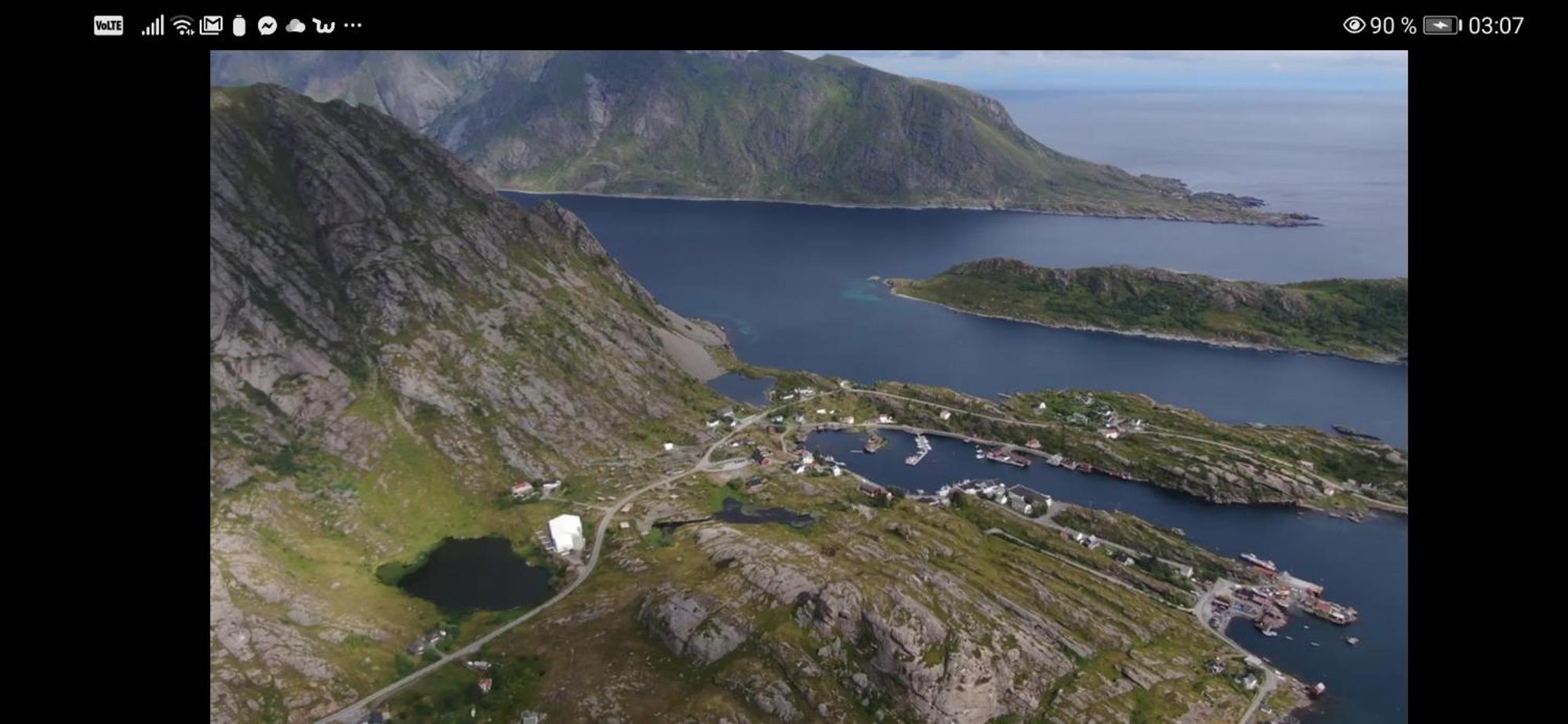 Enebolig Med Eventyrlig Beliggenhet Like Ved Sjoen I Lofoten