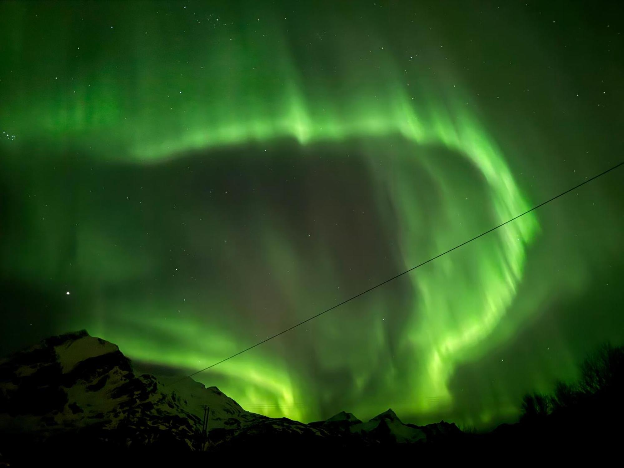 Villa Enebolig Med Eventyrlig Beliggenhet Like Ved Sjoen I Lofoten