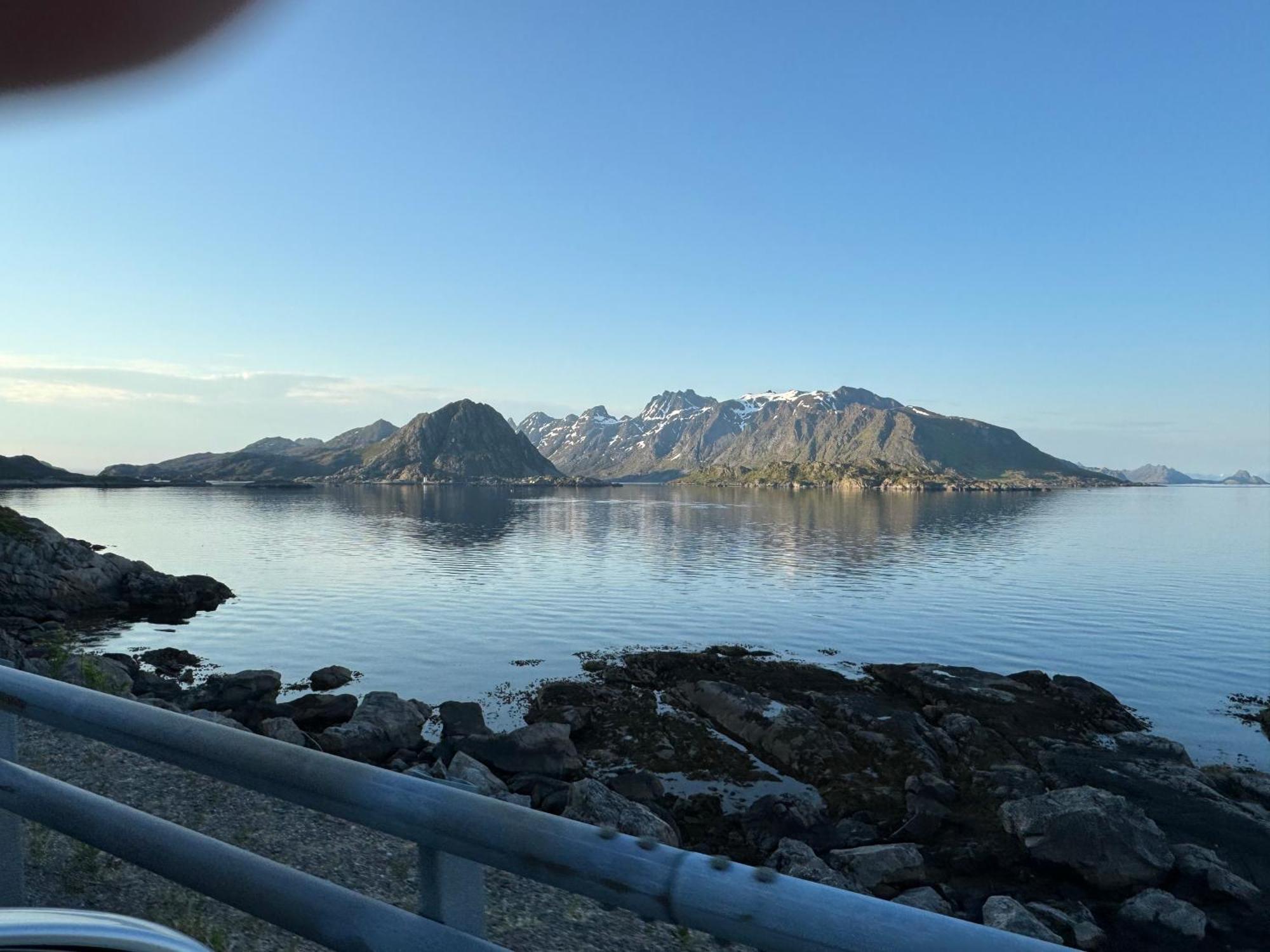 Enebolig Med Eventyrlig Beliggenhet Like Ved Sjoen I Lofoten *