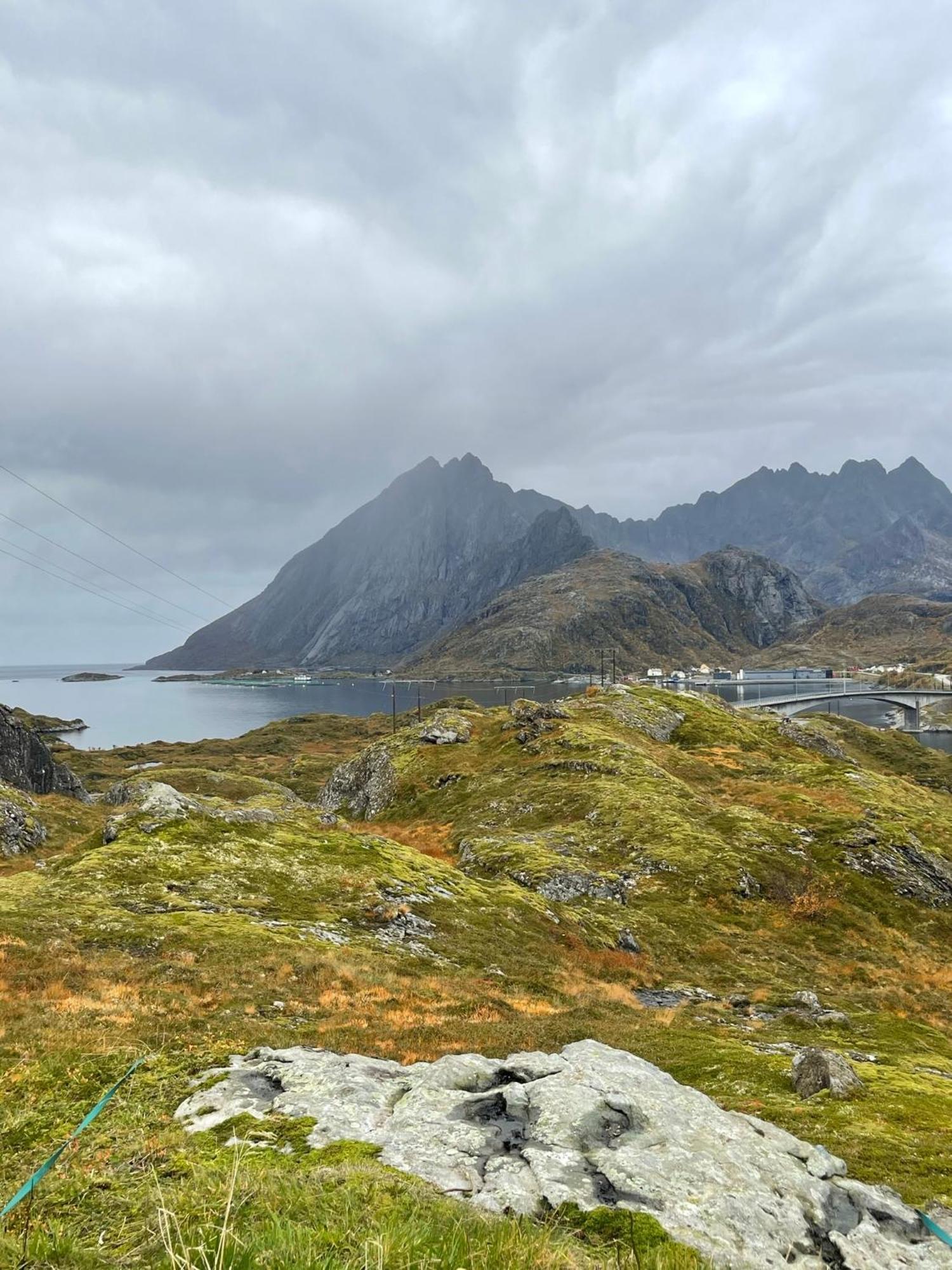 Enebolig Med Eventyrlig Beliggenhet Like Ved Sjoen I Lofoten * Sund (Nordland)
