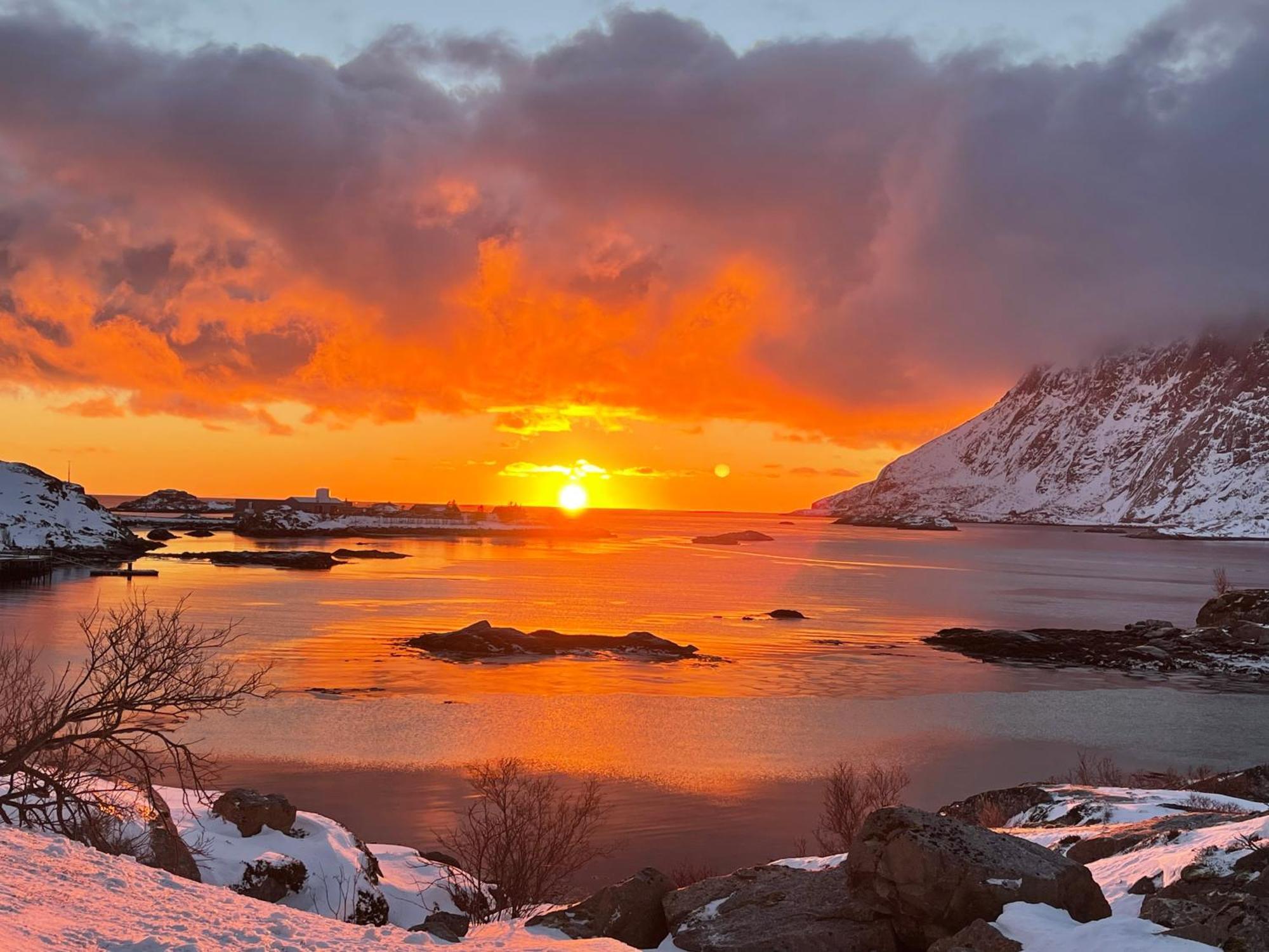 Enebolig Med Eventyrlig Beliggenhet Like Ved Sjoen I Lofoten * Sund (Nordland)