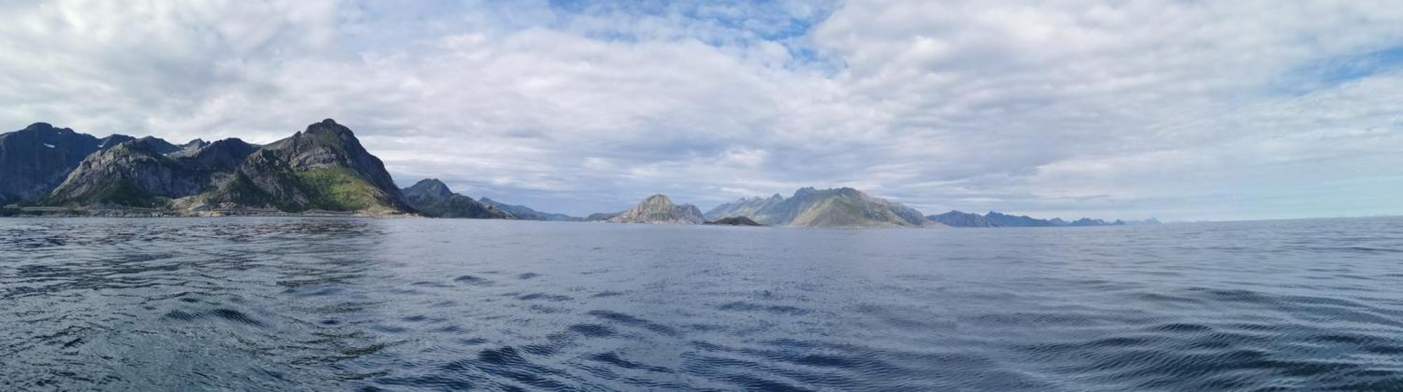 Enebolig Med Eventyrlig Beliggenhet Like Ved Sjoen I Lofoten *