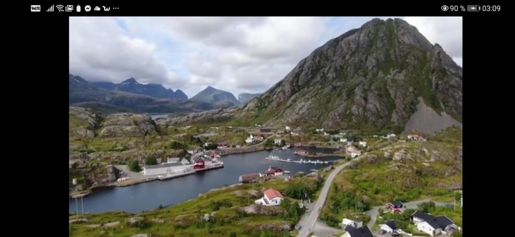 Villa Enebolig Med Eventyrlig Beliggenhet Like Ved Sjoen I Lofoten