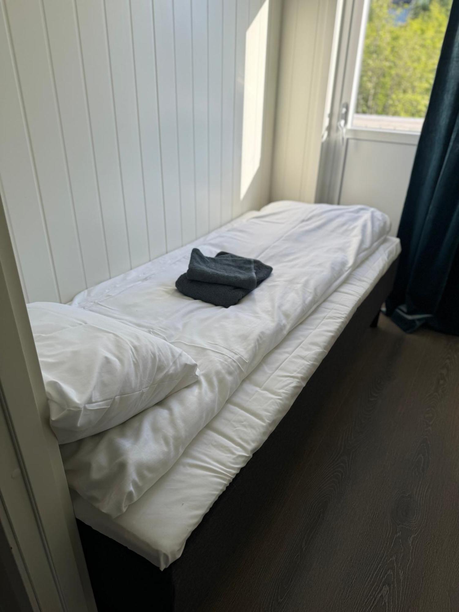 Enebolig Med Eventyrlig Beliggenhet Like Ved Sjoen I Lofoten Вилла