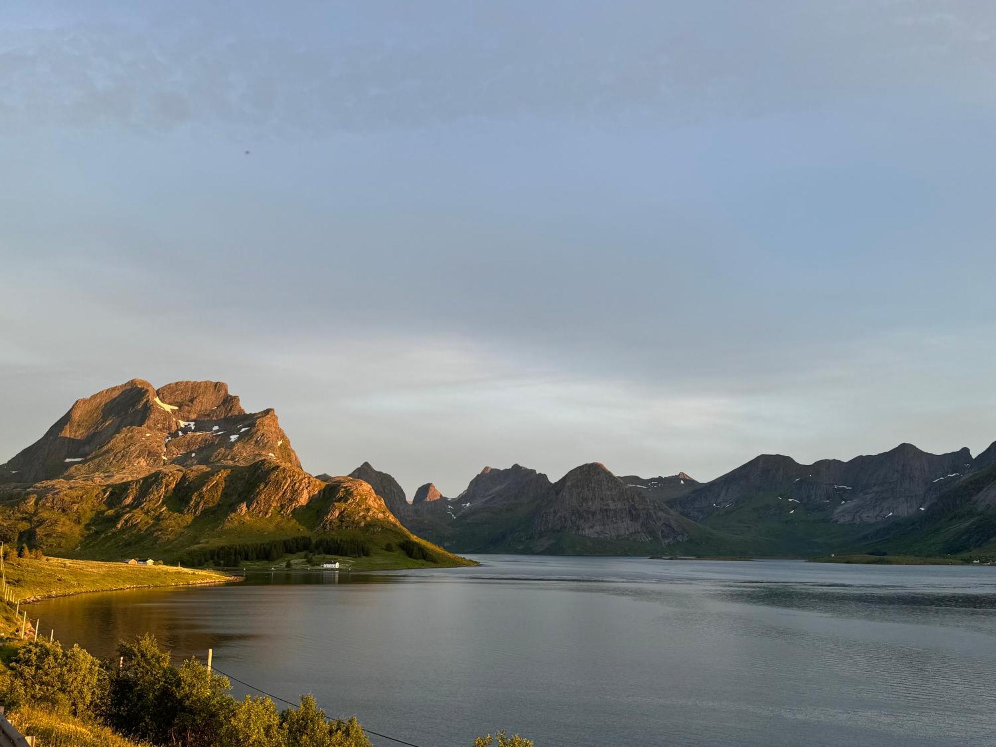Enebolig Med Eventyrlig Beliggenhet Like Ved Sjoen I Lofoten