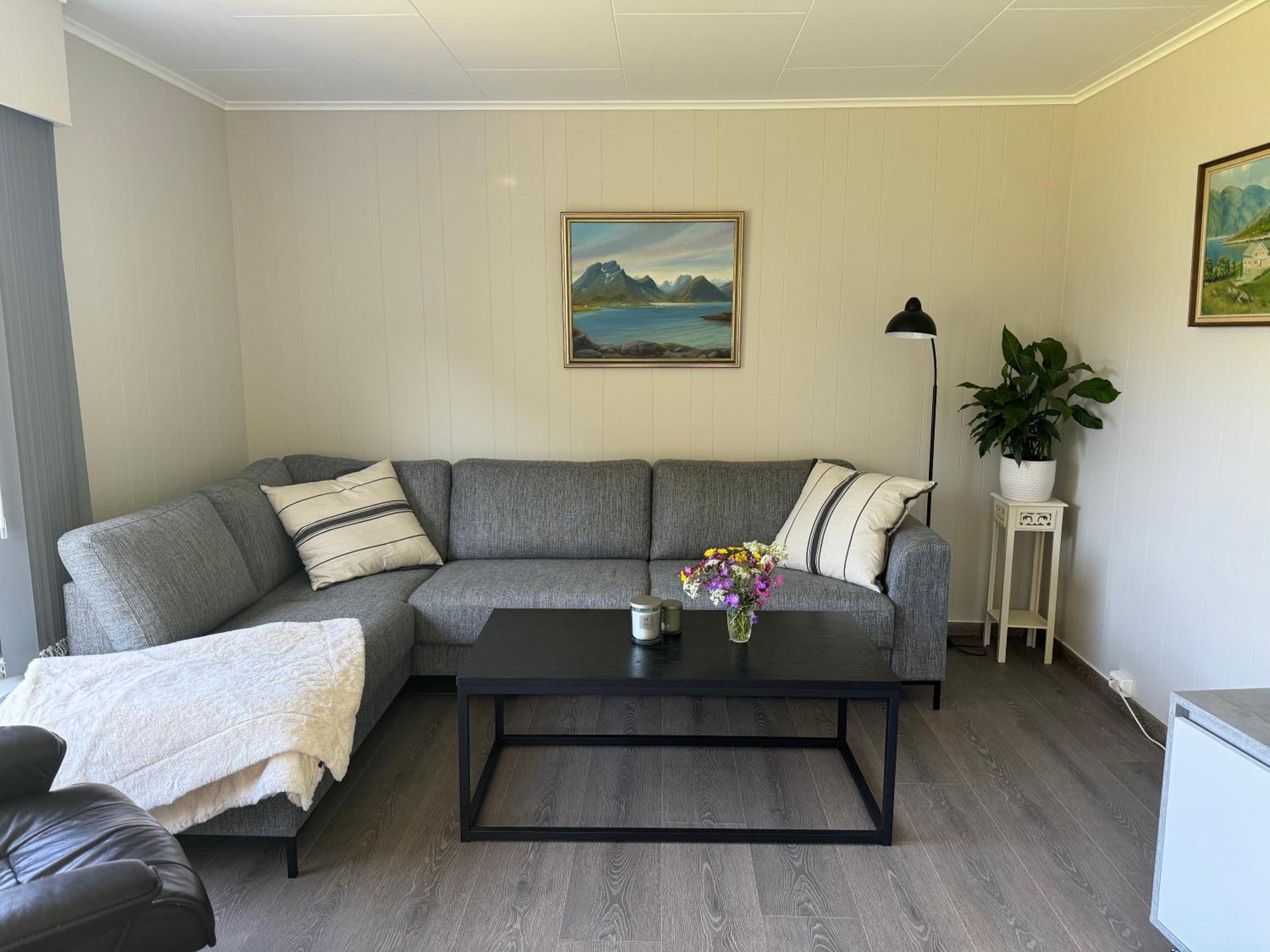 Enebolig Med Eventyrlig Beliggenhet Like Ved Sjoen I Lofoten *