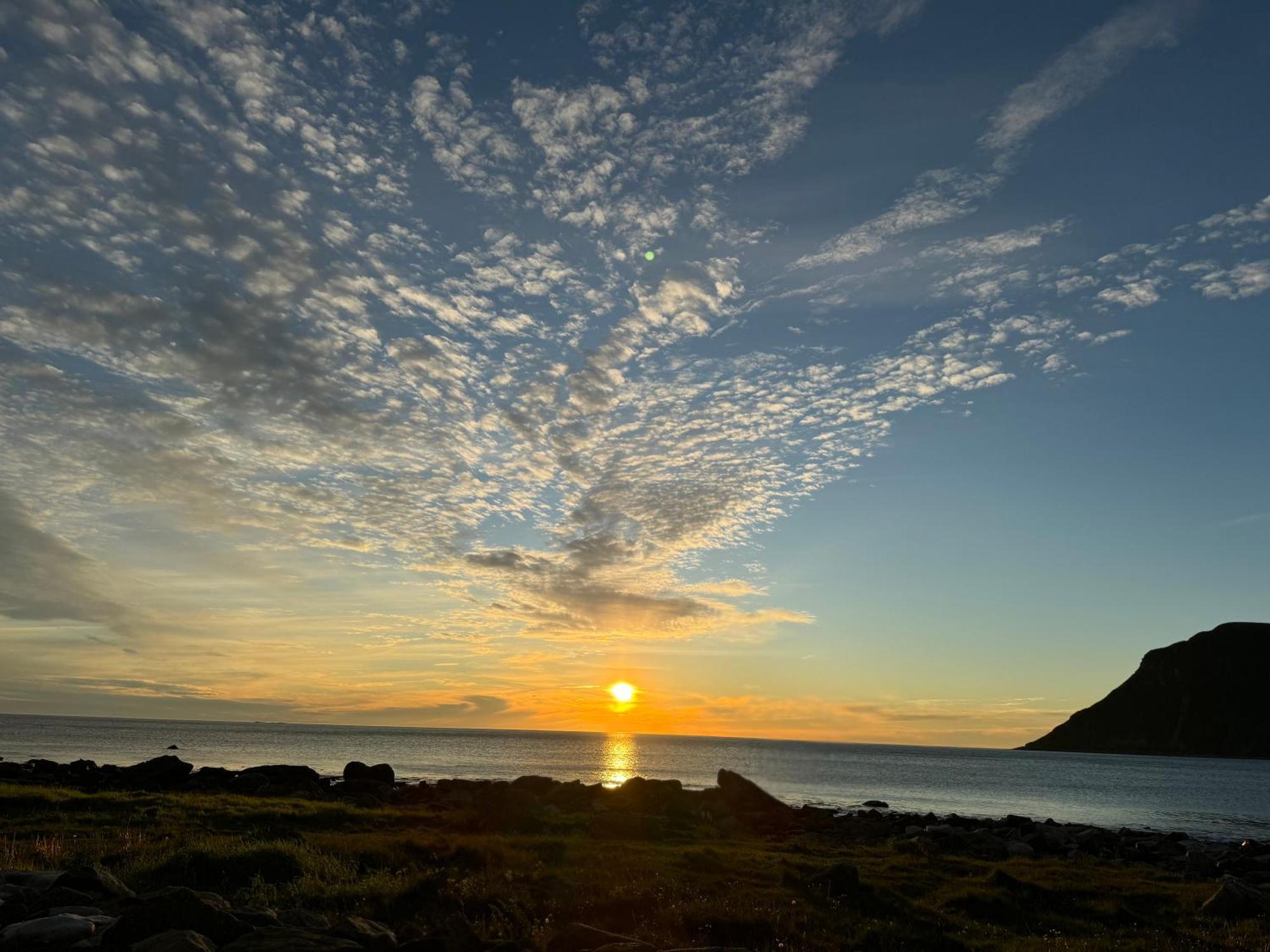 Enebolig Med Eventyrlig Beliggenhet Like Ved Sjoen I Lofoten