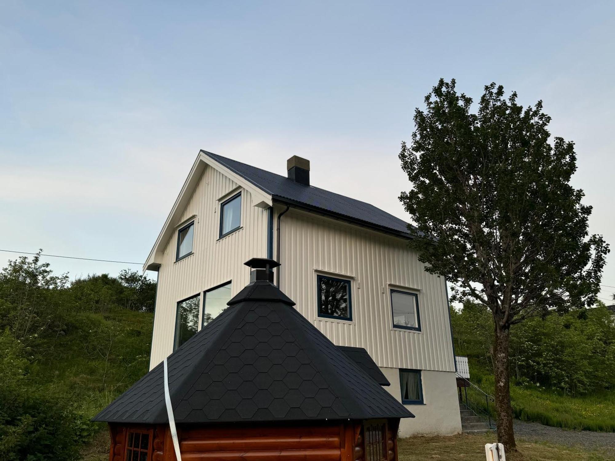 Enebolig Med Eventyrlig Beliggenhet Like Ved Sjoen I Lofoten Villa