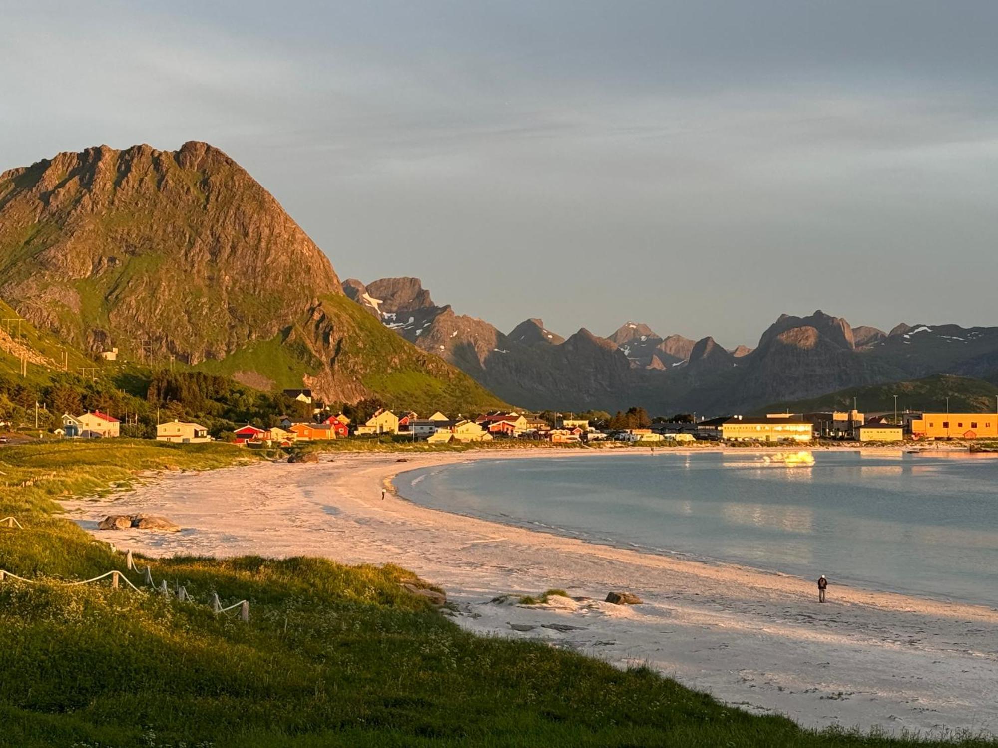 Villa Enebolig Med Eventyrlig Beliggenhet Like Ved Sjoen I Lofoten *