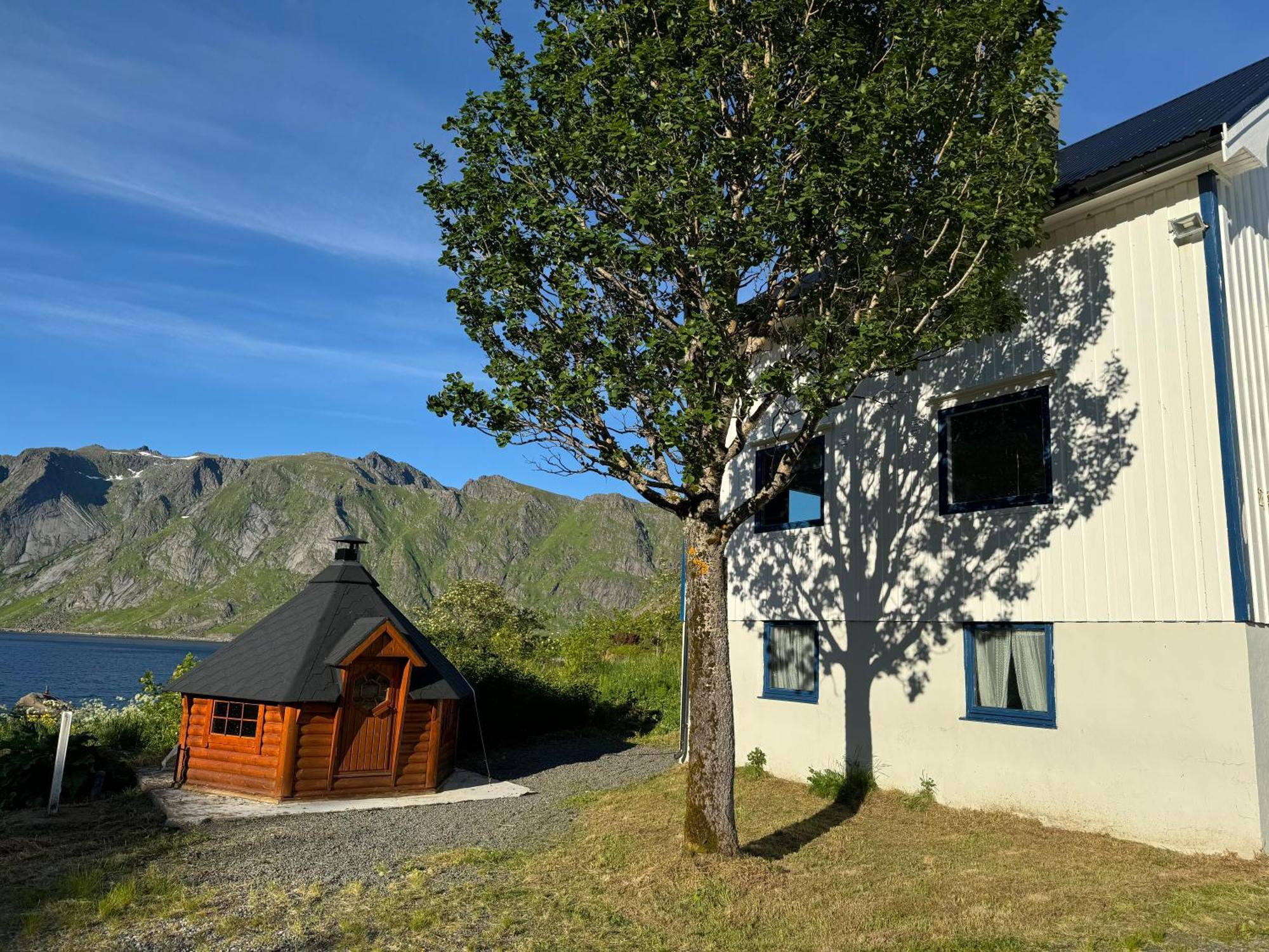 Enebolig Med Eventyrlig Beliggenhet Like Ved Sjoen I Lofoten *