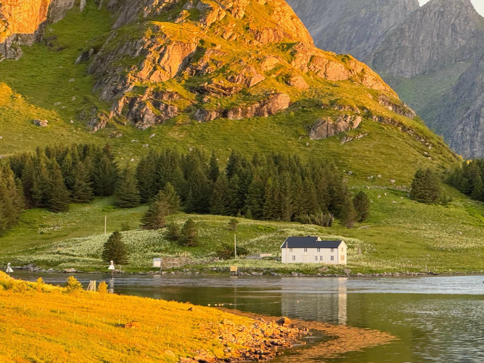 Enebolig Med Eventyrlig Beliggenhet Like Ved Sjoen I Lofoten Вилла