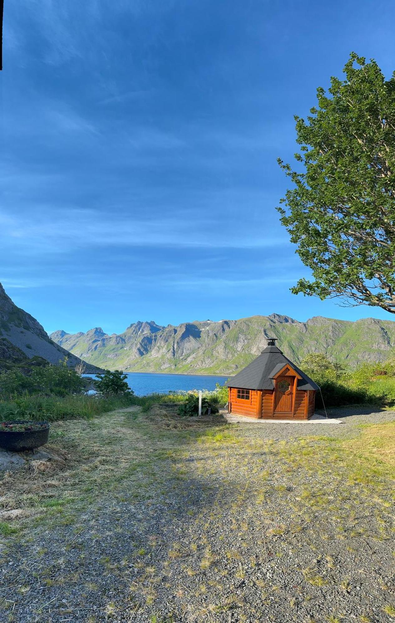 Enebolig Med Eventyrlig Beliggenhet Like Ved Sjoen I Lofoten *