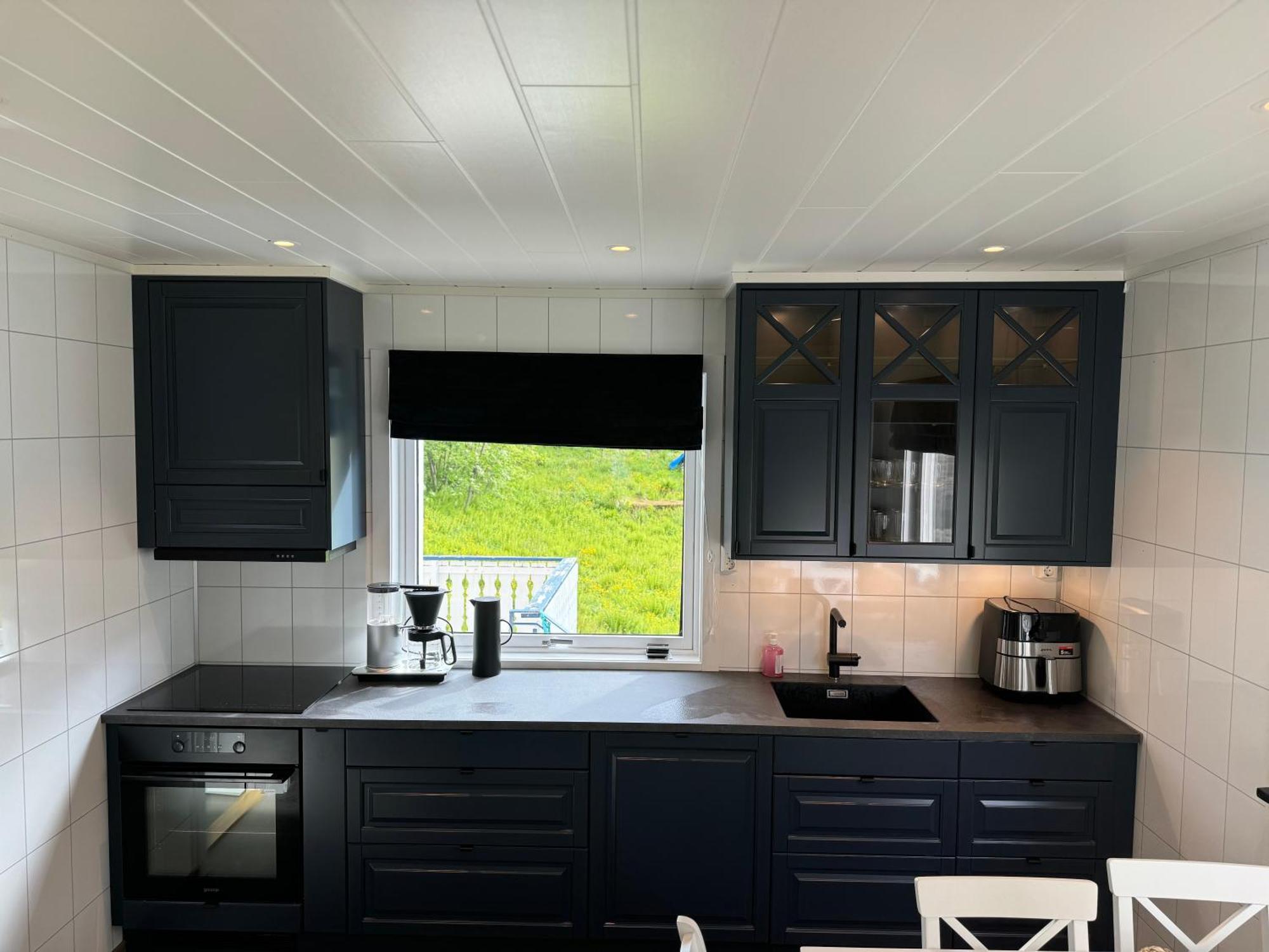 Villa Enebolig Med Eventyrlig Beliggenhet Like Ved Sjoen I Lofoten