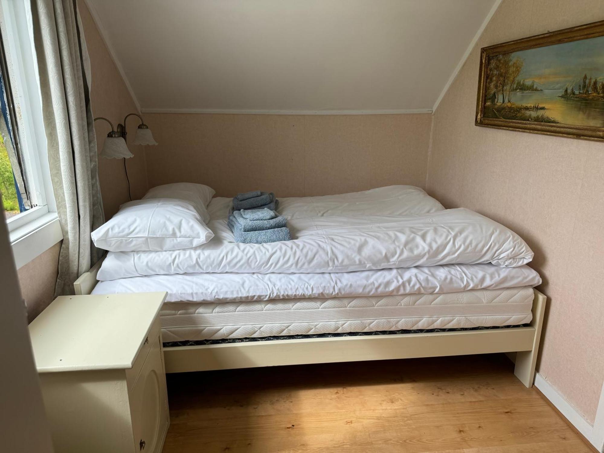 Villa Enebolig Med Eventyrlig Beliggenhet Like Ved Sjoen I Lofoten