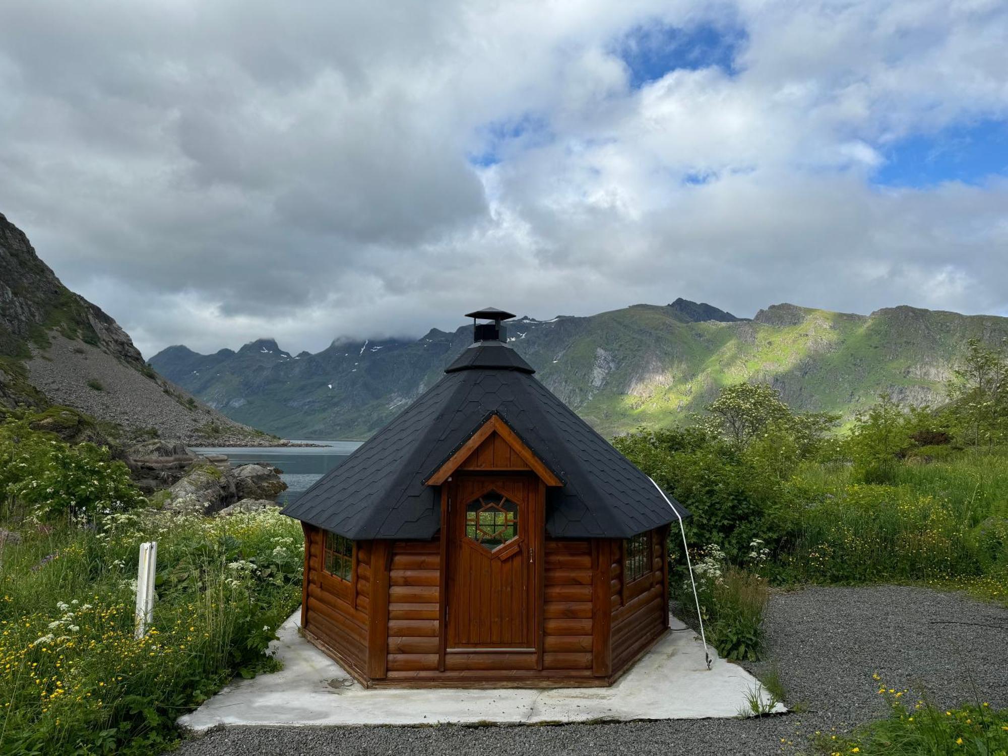 Villa Enebolig Med Eventyrlig Beliggenhet Like Ved Sjoen I Lofoten Sund (Nordland)