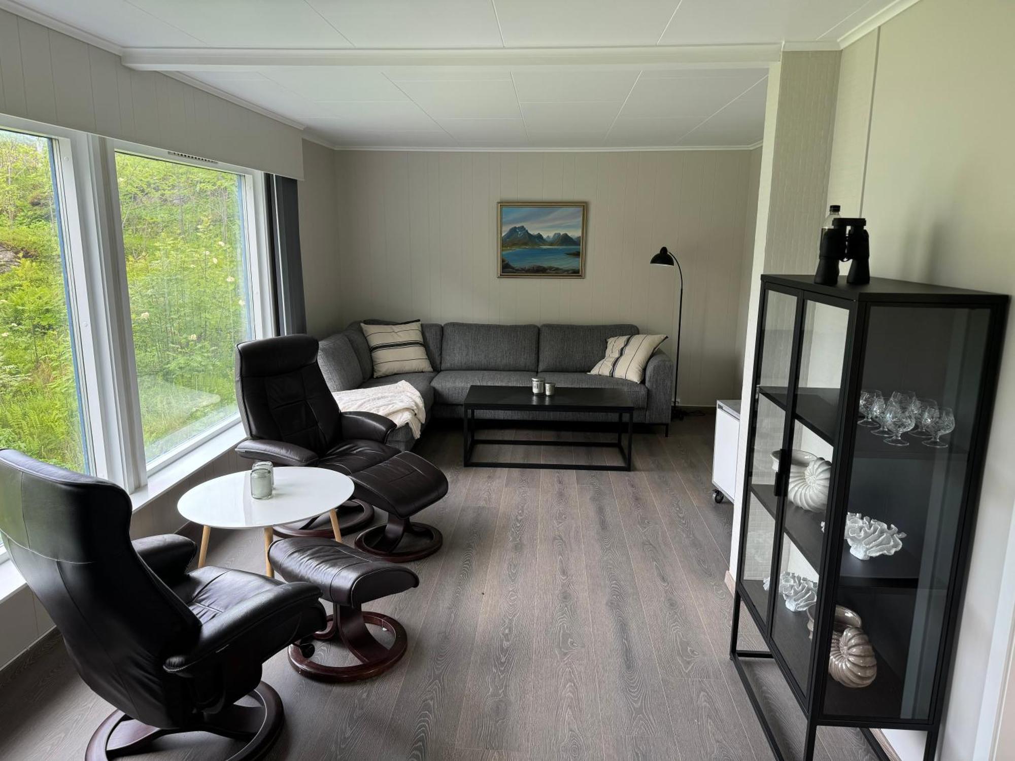 Villa Enebolig Med Eventyrlig Beliggenhet Like Ved Sjoen I Lofoten