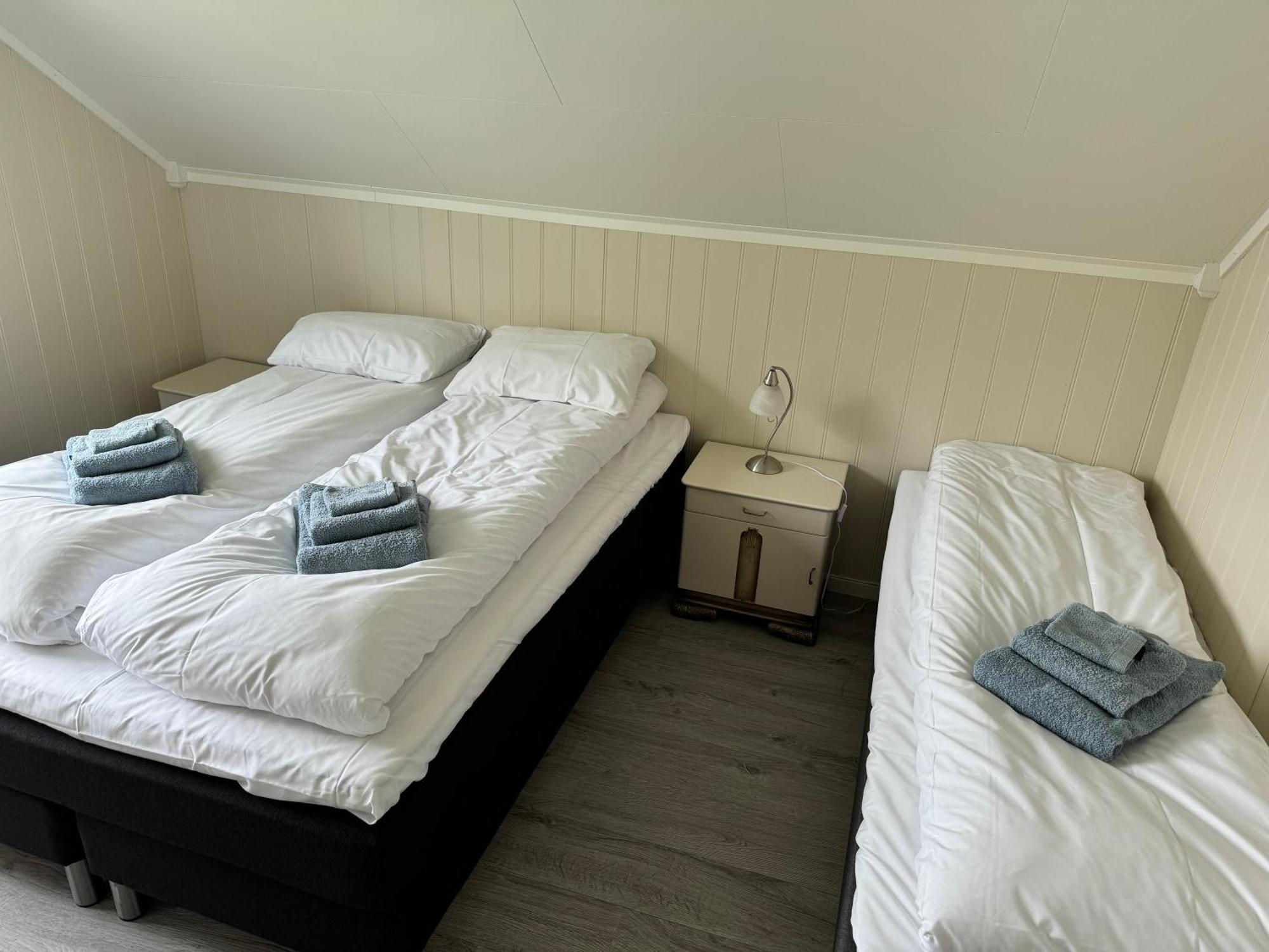 Enebolig Med Eventyrlig Beliggenhet Like Ved Sjoen I Lofoten Villa *