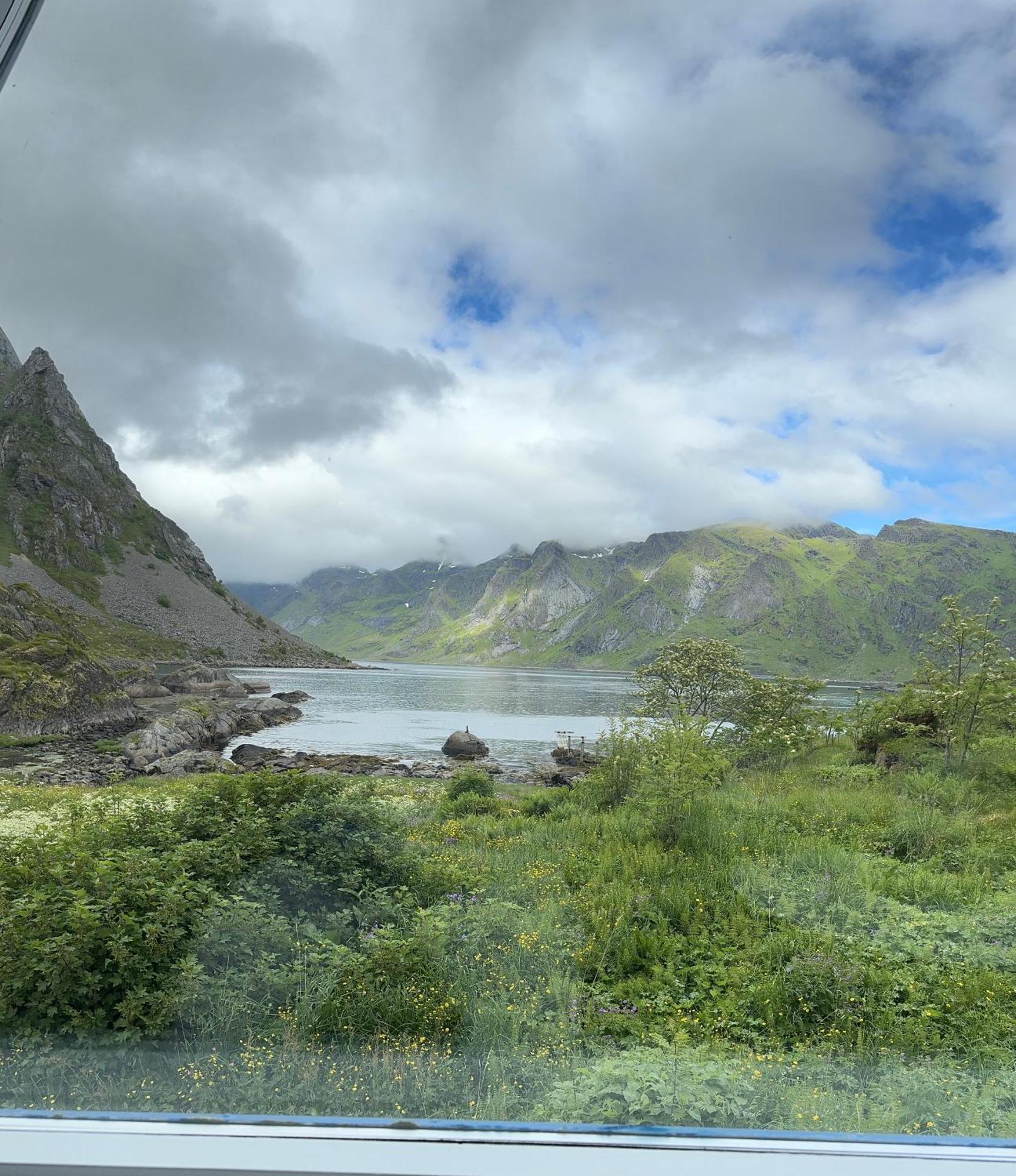 Enebolig Med Eventyrlig Beliggenhet Like Ved Sjoen I Lofoten *