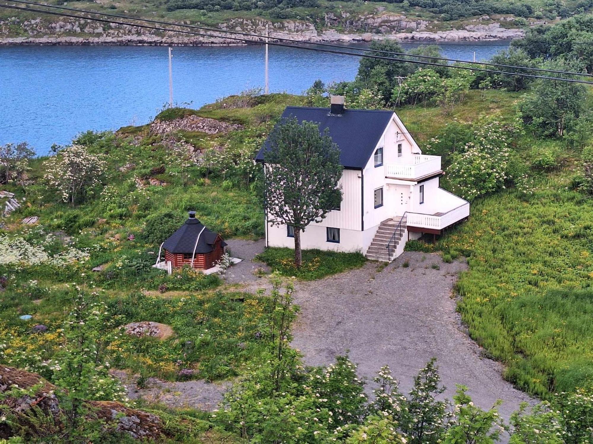 Villa Enebolig Med Eventyrlig Beliggenhet Like Ved Sjoen I Lofoten