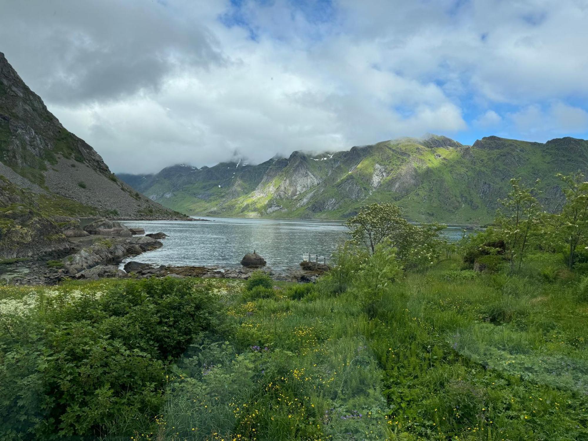 Enebolig Med Eventyrlig Beliggenhet Like Ved Sjoen I Lofoten * Sund (Nordland)