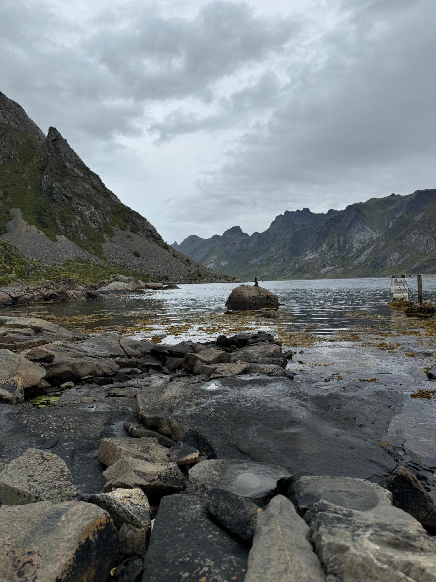 Enebolig Med Eventyrlig Beliggenhet Like Ved Sjoen I Lofoten