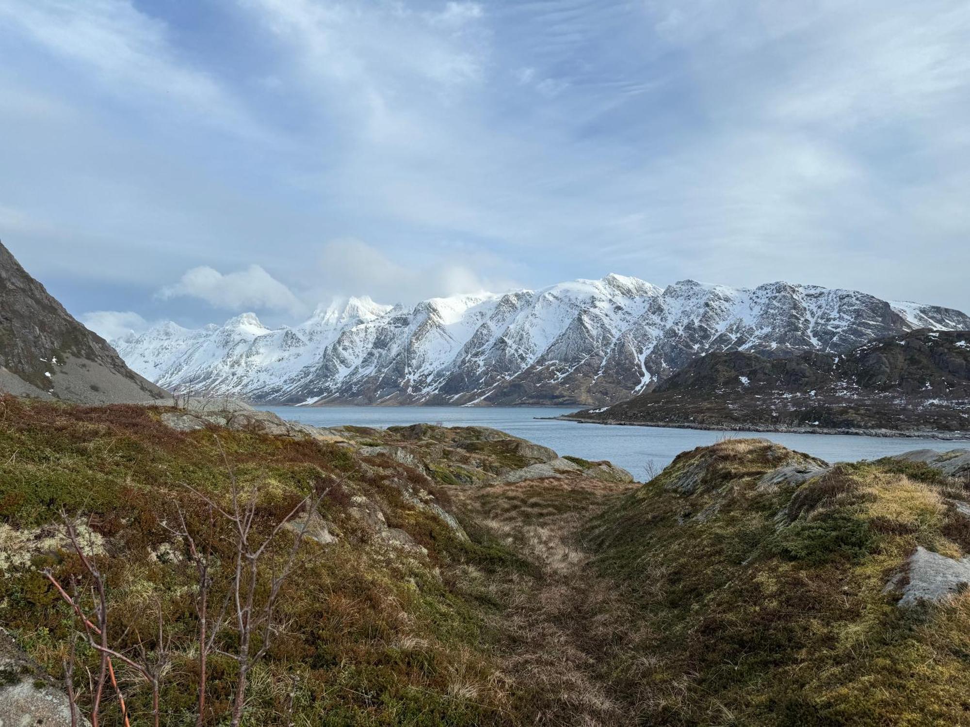 Enebolig Med Eventyrlig Beliggenhet Like Ved Sjoen I Lofoten *