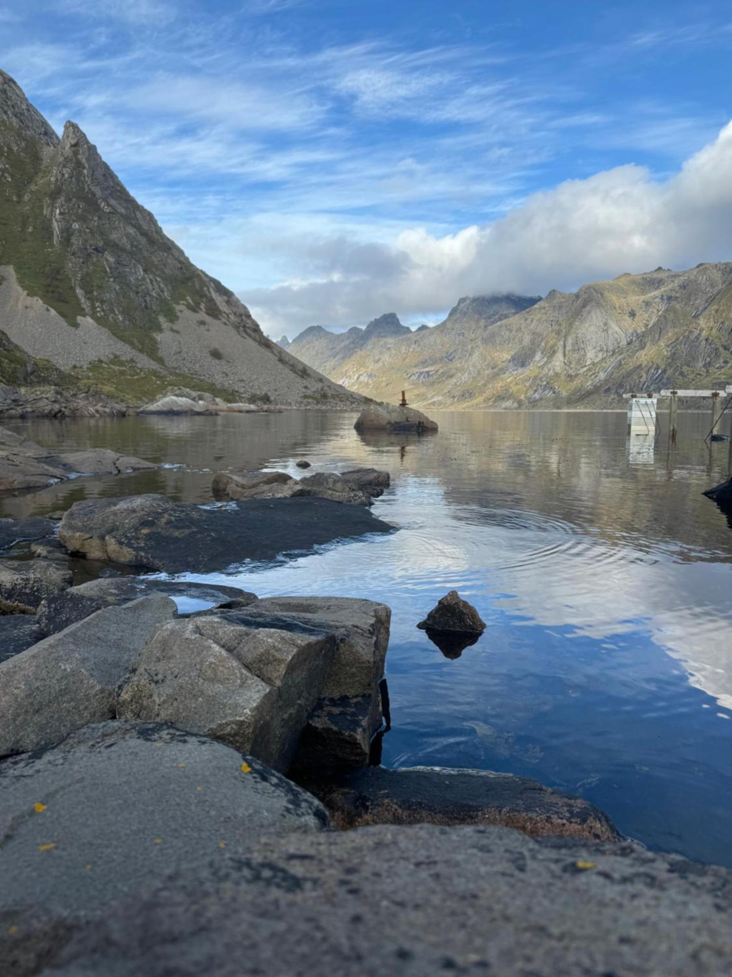 Enebolig Med Eventyrlig Beliggenhet Like Ved Sjoen I Lofoten *