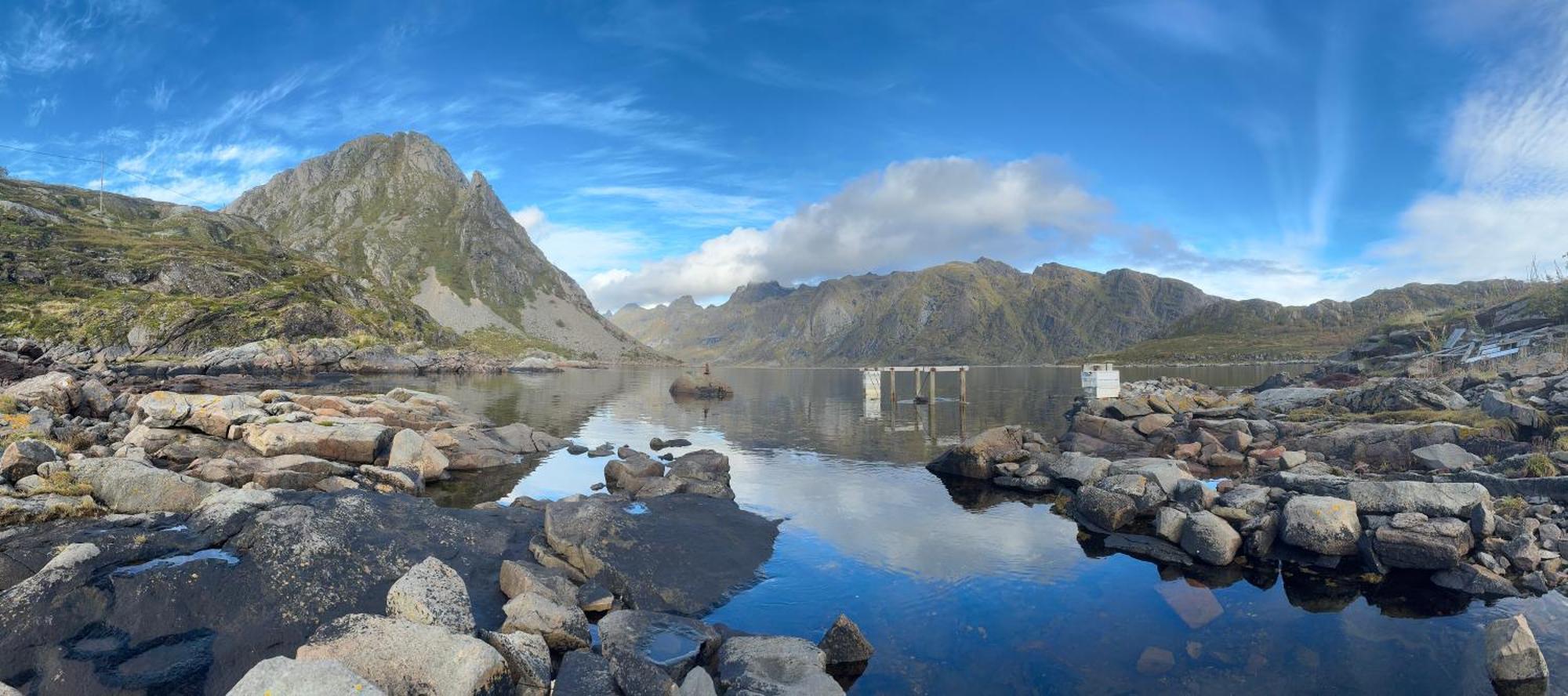Enebolig Med Eventyrlig Beliggenhet Like Ved Sjoen I Lofoten * Sund (Nordland)