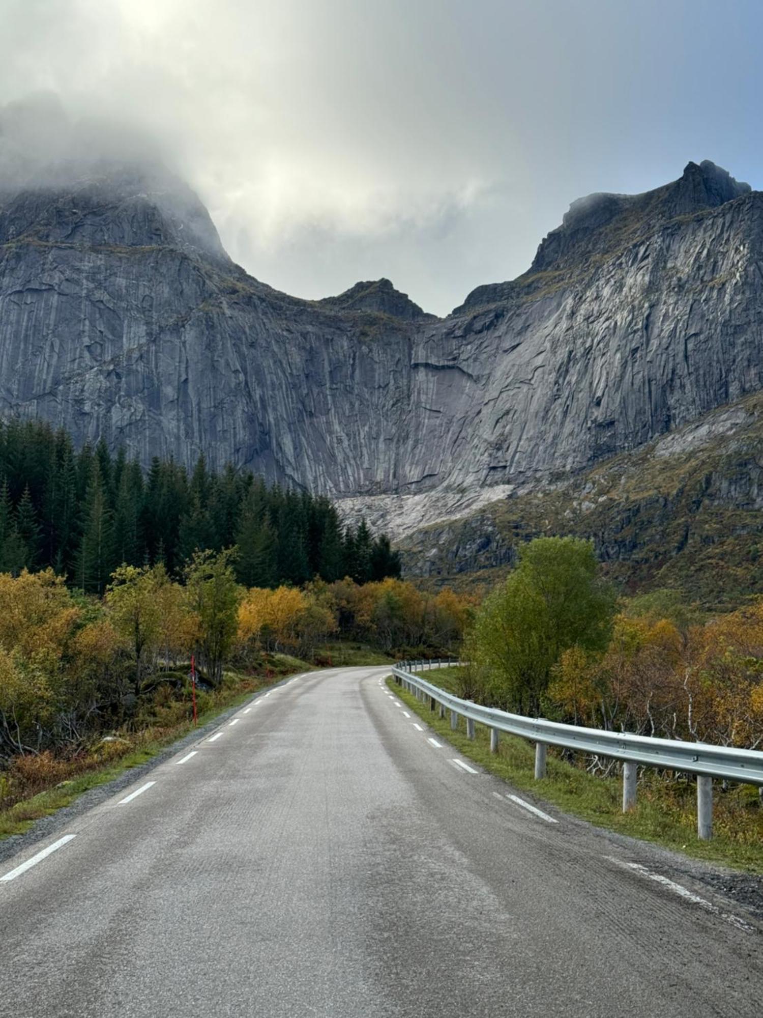 Villa Enebolig Med Eventyrlig Beliggenhet Like Ved Sjoen I Lofoten