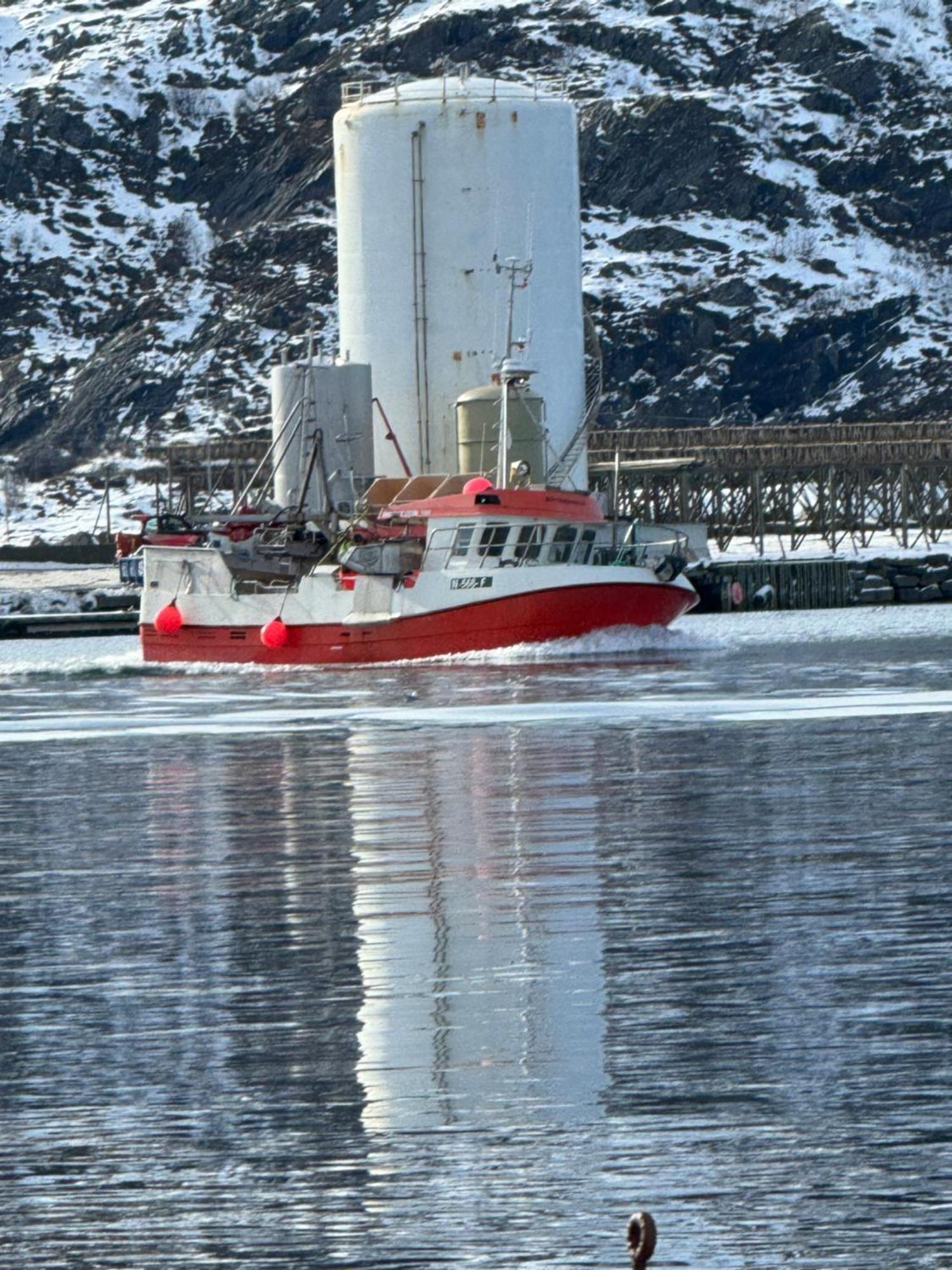 Villa Enebolig Med Eventyrlig Beliggenhet Like Ved Sjoen I Lofoten *
