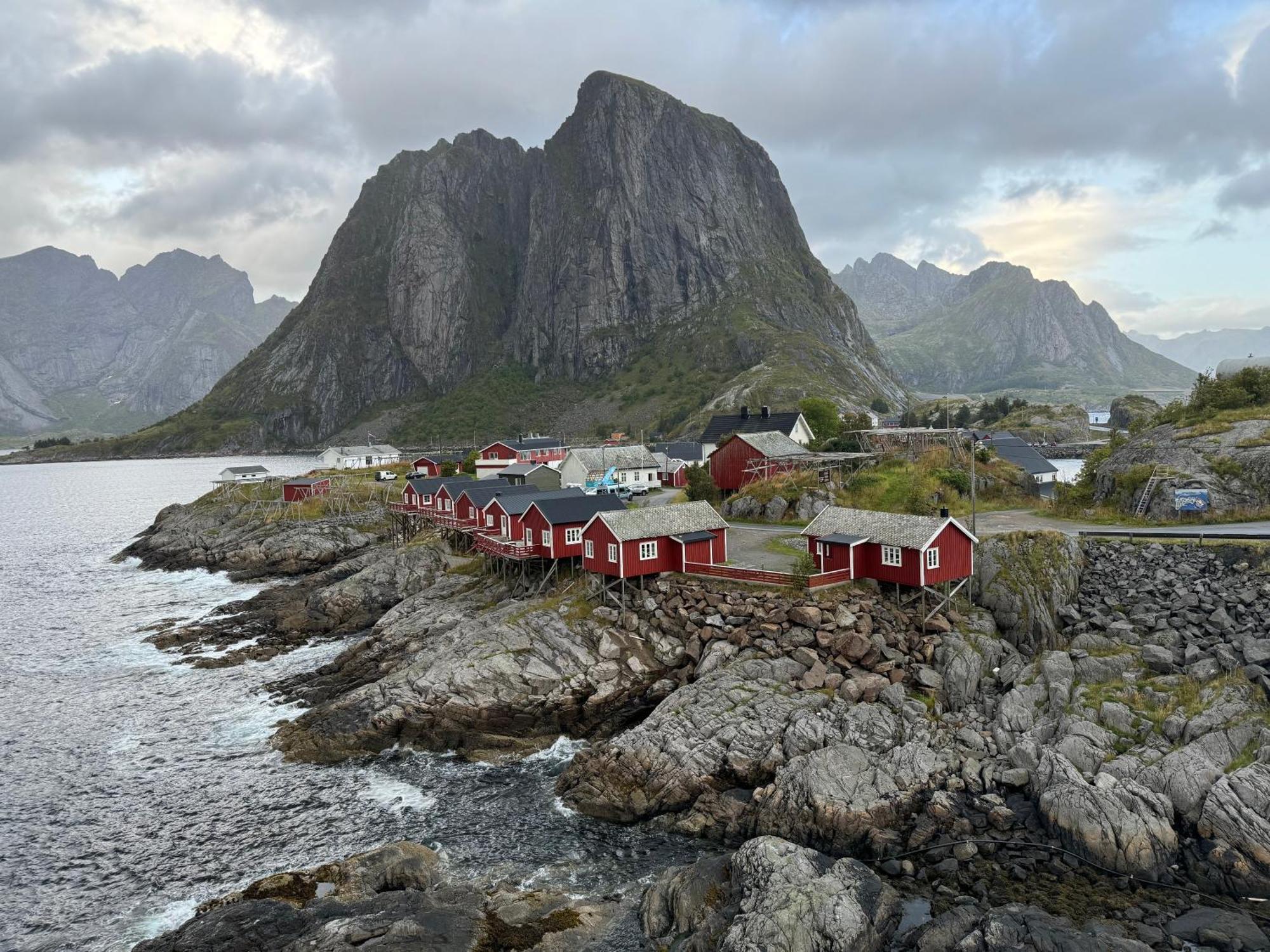 Enebolig Med Eventyrlig Beliggenhet Like Ved Sjoen I Lofoten Sund (Nordland)