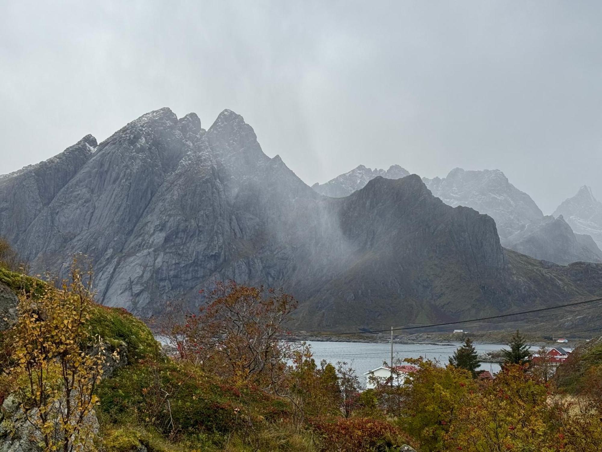 Enebolig Med Eventyrlig Beliggenhet Like Ved Sjoen I Lofoten Villa