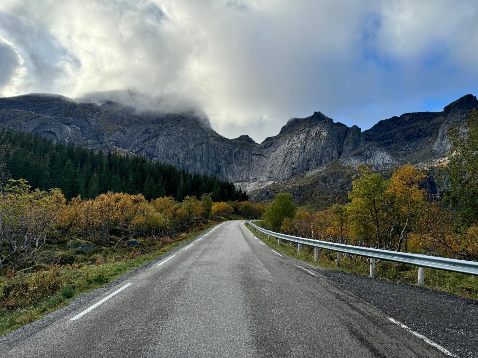 Enebolig Med Eventyrlig Beliggenhet Like Ved Sjoen I Lofoten Villa Sund (Nordland)