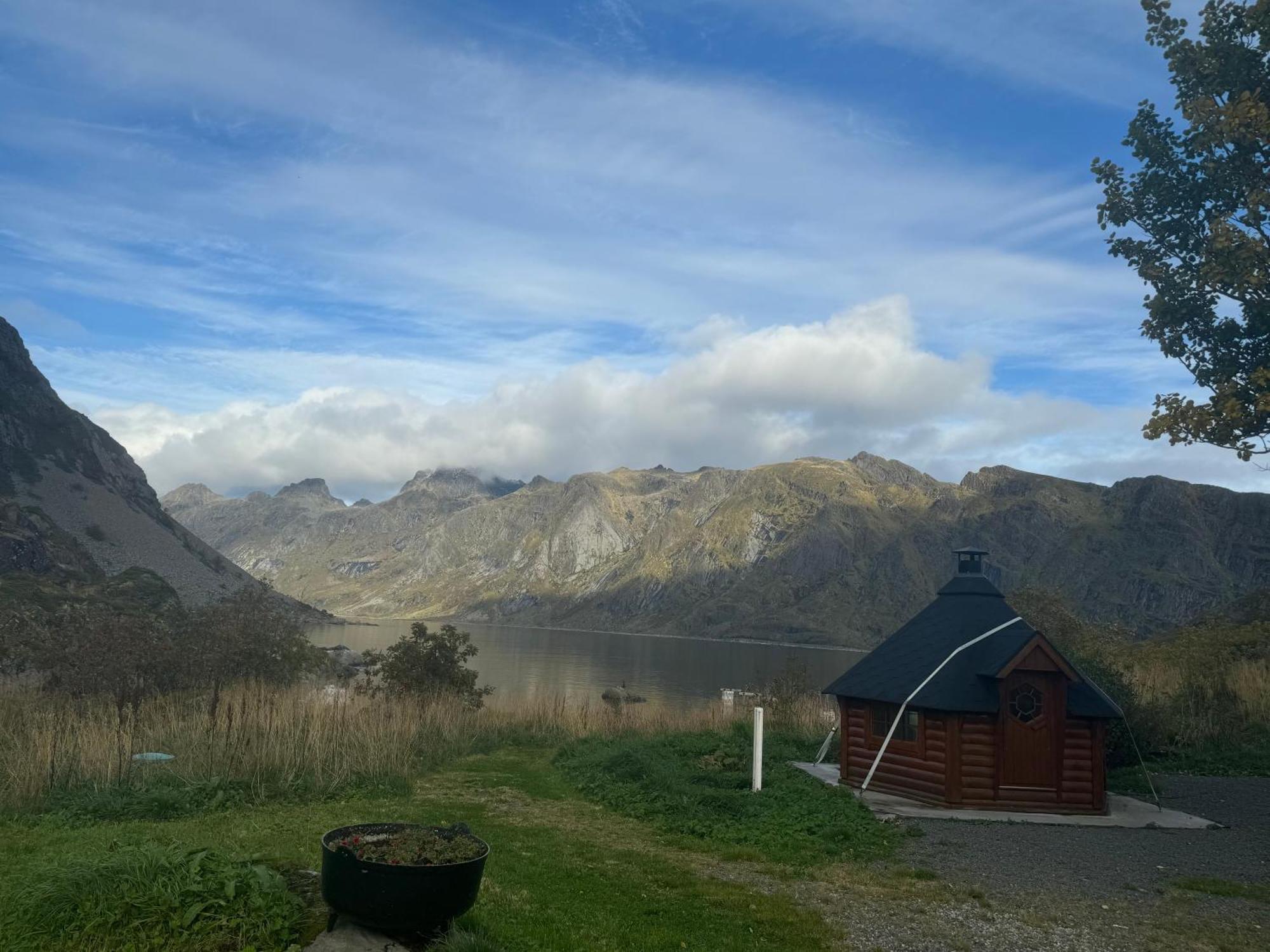 Enebolig Med Eventyrlig Beliggenhet Like Ved Sjoen I Lofoten