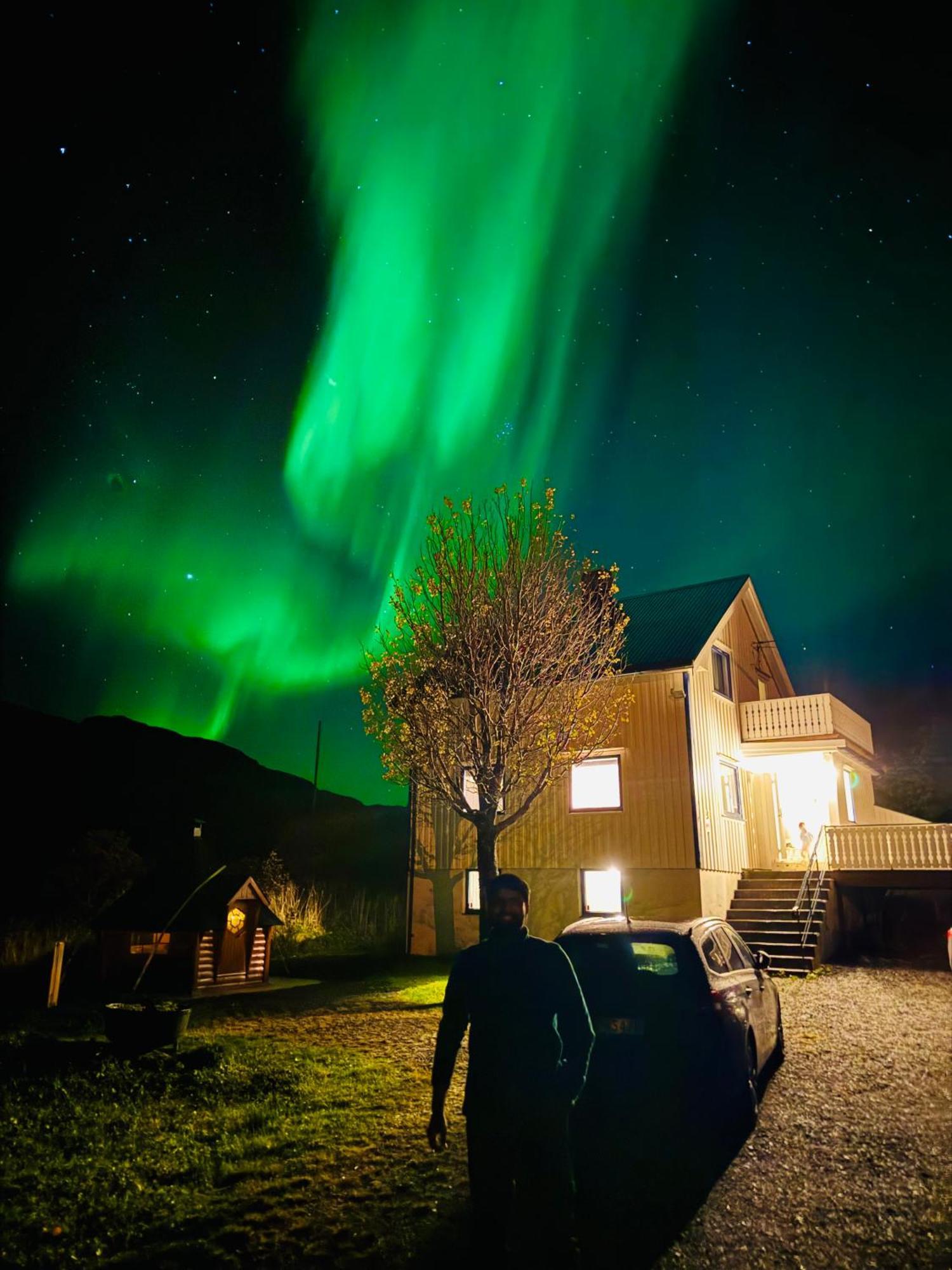 Enebolig Med Eventyrlig Beliggenhet Like Ved Sjoen I Lofoten Villa *