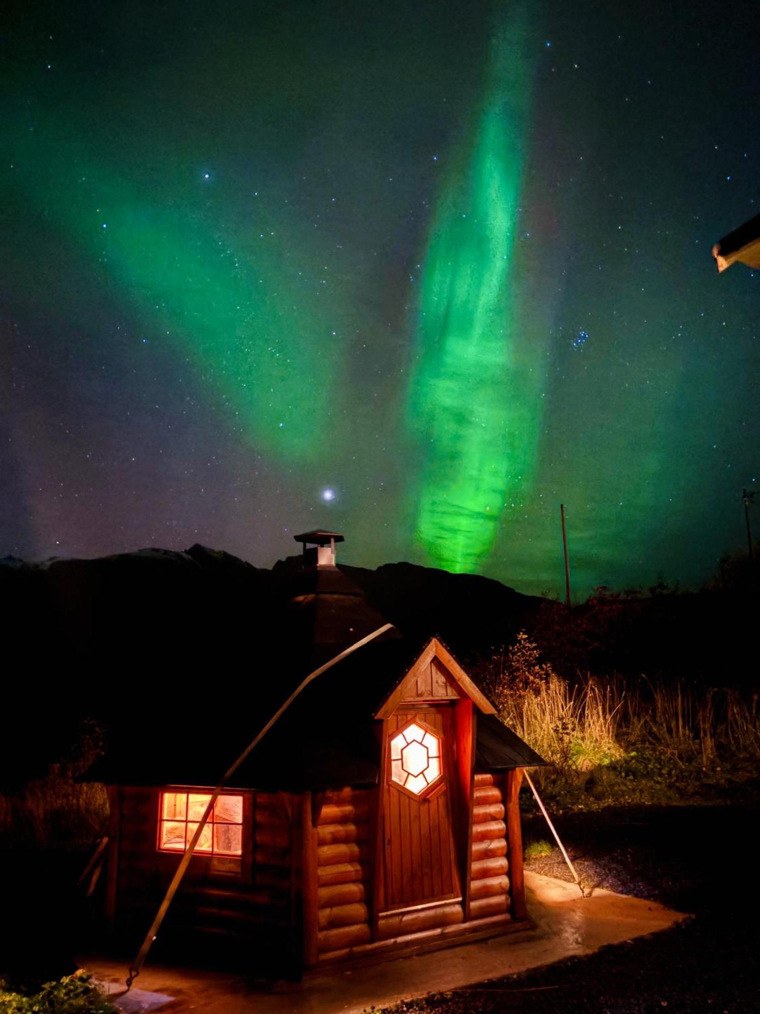 Villa Enebolig Med Eventyrlig Beliggenhet Like Ved Sjoen I Lofoten *