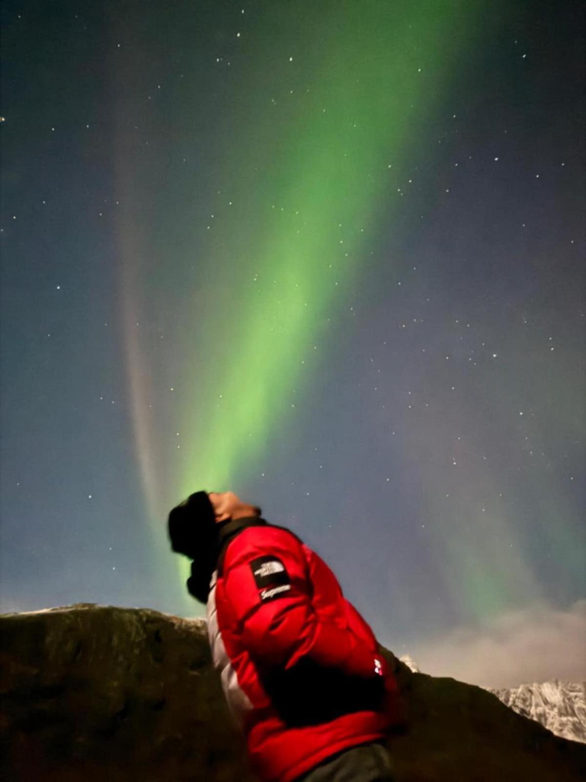 Villa Enebolig Med Eventyrlig Beliggenhet Like Ved Sjoen I Lofoten