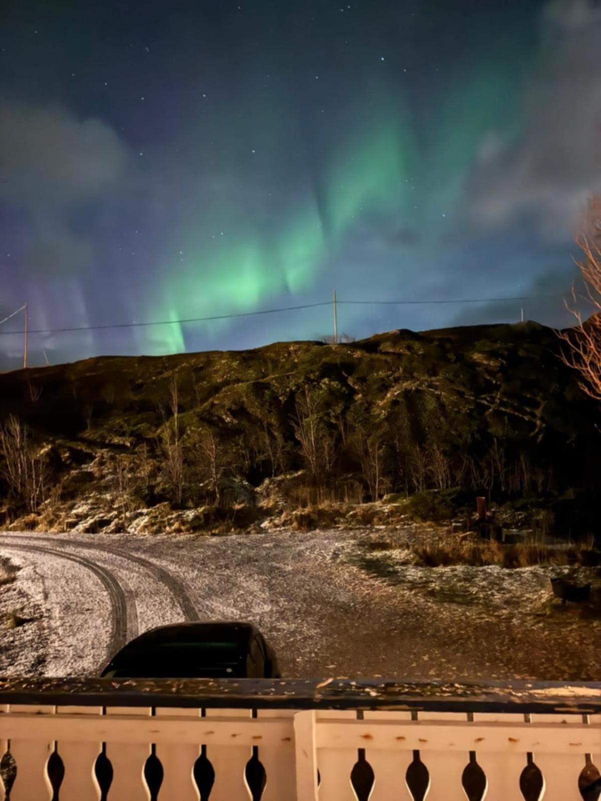 Enebolig Med Eventyrlig Beliggenhet Like Ved Sjoen I Lofoten