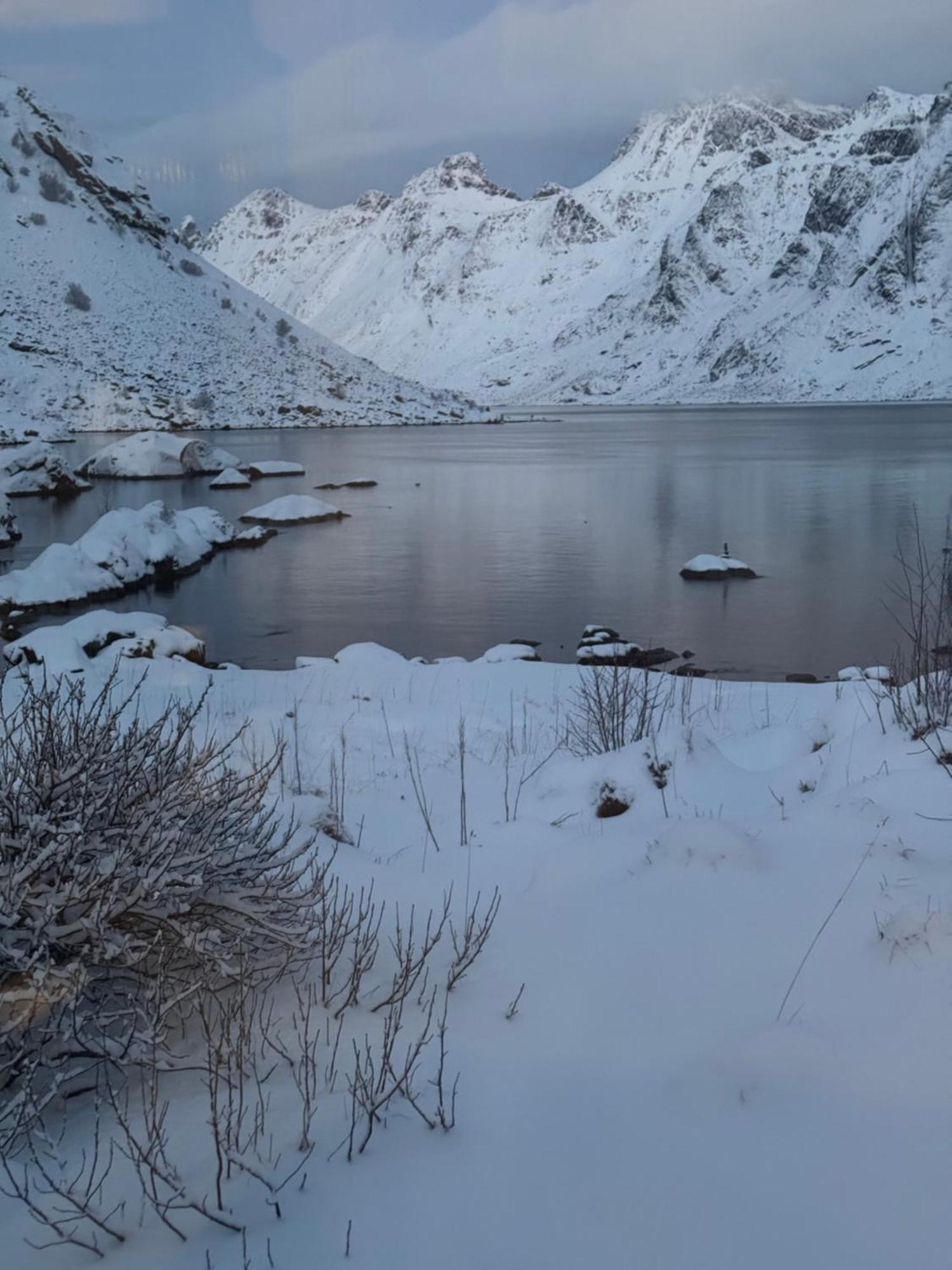 Enebolig Med Eventyrlig Beliggenhet Like Ved Sjoen I Lofoten Villa Sund (Nordland)